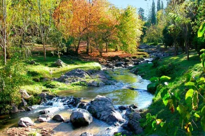 Descubre las sierras de córdoba, pasea por las calles sin autos de la cumbrecita, disfruta de sabores centroeuropeos en villa general belgrano y relájate con traslado incluido desde tu hotel.