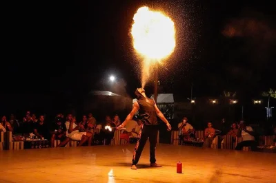 Descubre el desierto rojo de dubái con dune bashing, paseo en camello, sandboarding, shows en vivo y cena bbq opcional. incluye recogida y guía local.