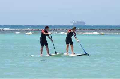 Aprende stand up paddle en caleta de fuste, fuerteventura, con un instructor certificado. clases en grupos pequeños, todo el equipo incluido, justo en la playa tranquila.