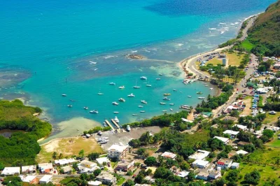 Descubre la costa sureste de puerto rico con un guía local, recorriendo bares de playa, probando bocados típicos y visitando la única playa de arena negra de la isla. incluye recogida en hotel.