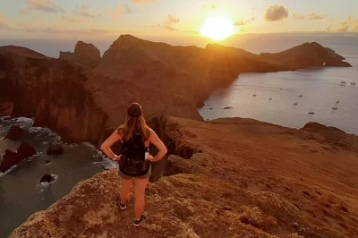 Erlebe den sonnenaufgang bei einer geführten wanderung an der ponta de são lourenço auf madeira. inkl. hotelabholung, kleine gruppe und picknick am meer.