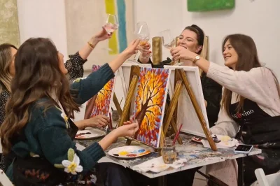 Disfruta en zagreb de una noche de pintura con vino local ilimitado, todo el material incluido y un ambiente relajado. sin experiencia, solo ven y crea tu recuerdo único.
