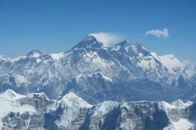 Erlebe einen hubschrauberflug von kathmandu zum everest base camp, überfliege kalapather und genieße ein frühstück im everest view hotel. inklusive hoteltransfer und gruppenflug.