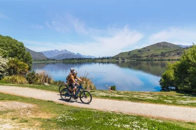 Découvrez les vignobles de queenstown en e-bike avec prise en charge à l’hôtel, guide local et navette retour après dégustations à arrowtown et gibbston. réservation facile.
