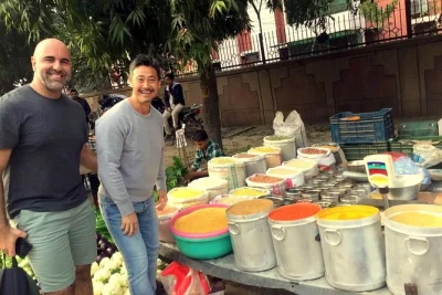 Scopri i mercati vivaci di delhi, scegli spezie fresche e prepara un pasto indiano di cinque portate in uno studio locale. pranzo, lezione pratica e ingredienti inclusi.