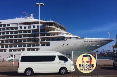 Descubre el gran palacio de bangkok, wat pho, los vibrantes mercados de flores y la vida en los canales con un guía privado. incluye recogida en el puerto de laem chabang y almuerzo local.