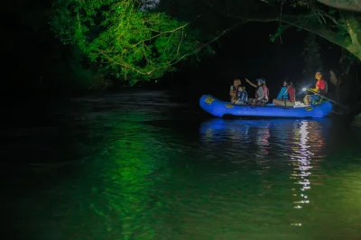Scivola sul fiume peñas blancas a la fortuna al crepuscolo, osserva la fauna notturna con una guida naturalista, gusta snack e caffè e rilassati con il trasferimento incluso.