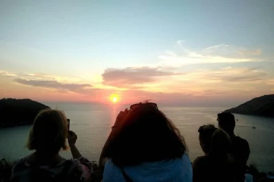 Descubre el casco antiguo de phuket, disfruta el atardecer en promthep cape, conoce a los monos en monkey hill y prueba la comida callejera del mercado nocturno, con recogida incluida.