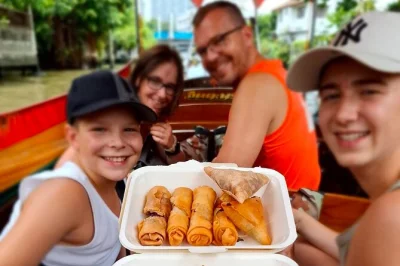 Descubre los canales de bangkok, prueba comida callejera en el mercado pak klong talad, visita wat arun al atardecer y disfruta de un tour en barco con guía y todo incluido.