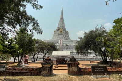 Descubre las ruinas y templos antiguos de ayutthaya en una excursión desde bangkok con guía local. visita la famosa cabeza de buda entre raíces, disfruta un almuerzo en mercado y traslado incluido.