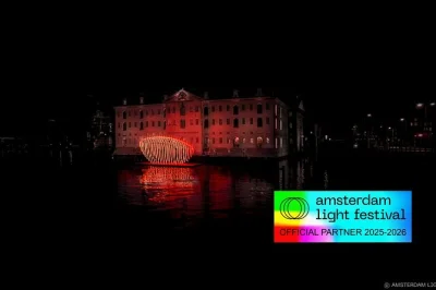 Scopri i canali di amsterdam illuminati dal light festival a bordo di una barca elettrica aperta, con skipper locale, commento dal vivo e opzione drink illimitati. incluso il pick-up.