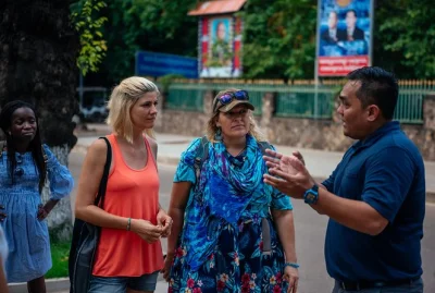 Scopri il mercato vecchio di siem reap, il tempio wat preah prom rath e la vivace pub street con una guida locale privata. include degustazione di snack tipici.