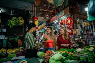 Scopri il miglior street food di siem reap con una guida privata, assaggiando piatti tipici come fish amok e nom banh chok, esplorando i luoghi più belli della città con soste flessibili.