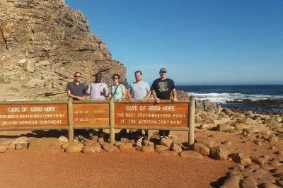 Descubre el cabo de buena esperanza en cape town, conoce pingüinos en boulders beach, disfruta de chapman’s peak drive y una cata de vinos en constantia. incluye recogida y entradas.