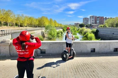 Descubre madrid río en segway, cruzando puentes históricos y disfrutando vistas de la ciudad con un guía local. incluye casco, entrenamiento, chubasquero y seguro.