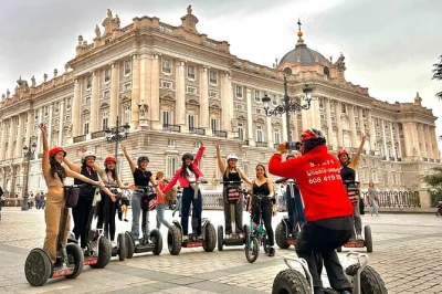 Descubre las calles más antiguas de madrid en segway con un guía local, y visita el palacio real, plaza mayor y más. incluye casco, entrenamiento y seguro.