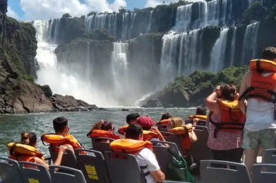 Descubre las cataratas del iguazú desde el lado argentino en un tour privado con guía bilingüe, recogida en hotel y opción de paseo en bote hasta la garganta del diablo. grupo pequeño.