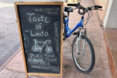 Scopri i migliori tacos, ricette di famiglia e paletas di loreto in un tour guidato tra cibo e bici—6 degustazioni, bici e casco inclusi, con una guida locale amichevole.
