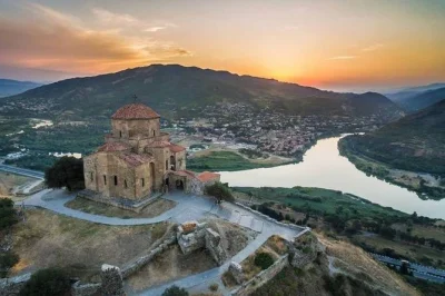 Descubra as antigas catedrais de mtskheta, a vista do mosteiro de jvari e as histórias de samtavro em um passeio guiado saindo de tbilisi. transporte com ar-condicionado incluso.
