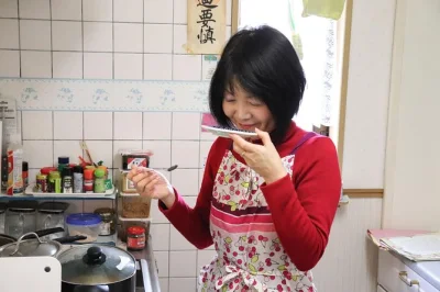 Partecipa a una lezione privata di cucina giapponese a kyoto con michiyo, impara a fare dashi e chirashi-sushi nella sua cucina di casa, gusta un pasto fatto in casa con bevande locali, incluso il pic