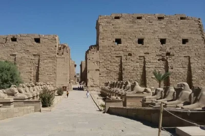 Descubre los templos de karnak y luxor en un tour privado de medio día con guía egiptólogo experto, recogida en hotel y entradas incluidas.