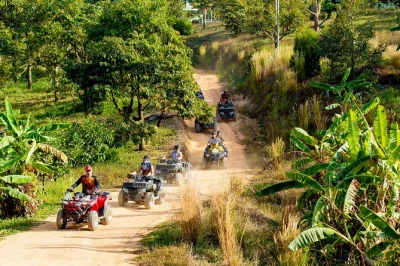 Explora koh samui en atv por senderos selváticos, miradores en la montaña y una cascada secreta. incluye recogida en hotel, guía local, equipo de seguridad y refrescos.