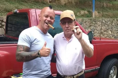 Entdecken sie medellíns geschichte bei einer ganztägigen pablo escobar tour. besuchen sie comuna 13, sein grab, das museum und wichtige orte mit lokalen guides. abholung vom hotel inklusive.