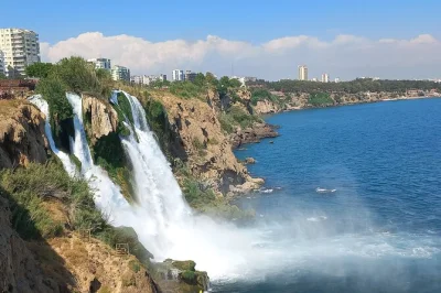 Découvrez antalya avec la porte d’hadrien, flânez dans la vieille ville de kaleiçi, admirez les cascades de düden et profitez d’un déjeuner au port—prise en charge à l’hôtel et guide in