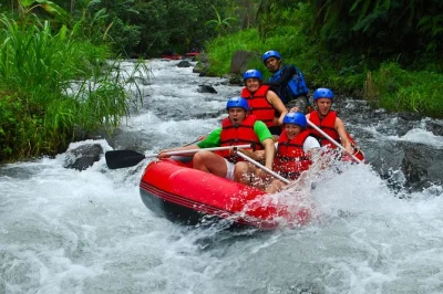 Desfrute do rafting no rio telaga waja em bali, admire o monte agung e saboreie um almoço à beira do rio. inclui transfer do hotel, guia e todo o equipamento.