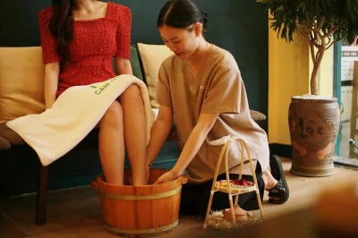 Descubre las tradiciones curativas de hue con un masaje vietnamita de 45 minutos—elige entre espalda, cuello, hombros o pies. incluye baño de pies con hierbas, té y pastel de coco.