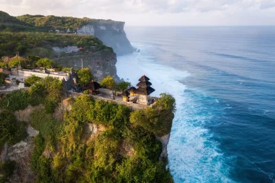 Entdecke den uluwatu tempel, pandawa und melasti strände sowie frische meeresfrüchte in jimbaran bay – mit privatem fahrer, eintritt und hoteltransfer für einen entspannten tag in bali.