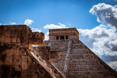 Descubra chichen itza com guia lds, nade no cenote ik kil e aproveite um buffet típico do yucatán. transporte com ar-condicionado, almoço e banho no cenote incluídos.