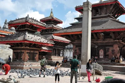 Erlebe kathmandu mit seinen heiligen tempeln, dem lebhaften durbar square und der beeindruckenden boudhanath stupa – geführte tagestour mit hotelabholung und allen eintrittsgeldern inklusive.