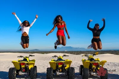 Explora las dunas de atlantis en quad cerca de ciudad del cabo. tour guiado, equipo de seguridad y paradas para fotos con vistas a la montaña de la mesa. ¡reserva ya tu aventura en las dunas!