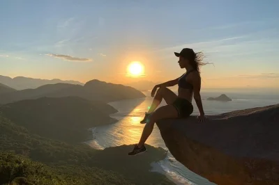 Randonnée à pedra do telégrafo depuis rio avec photos sur falaise, vues sur la forêt tropicale et guide local. transfert hôtel inclus, départs flexibles au lever ou coucher du soleil.