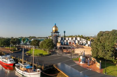 Descubre el arte de hundertwasser en whangarei, pasea por su techo ajardinado con vistas a la ciudad, explora la galería de arte māori wairau y disfruta de acceso todo el día.