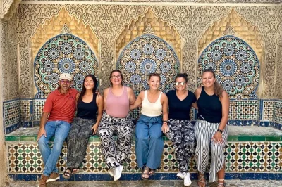 Erlebe einen tagesausflug von tarifa nach tanger mit fährtickets, kamelritt am atlantikstrand, geführtem medina-spaziergang, marokkanischem mittagessen und lokalen handwerksständen.