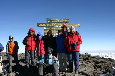 Scala il kilimanjaro seguendo il percorso di 6 giorni della rongai route. vivi sentieri unici a nord, accampamenti locali e raggiungi la vetta dell'uhuru peak con guide esperte. tutte le tasse incluse