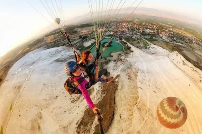 Survolez en tandem les célèbres falaises blanches de pamukkale, découvrez les ruines antiques vues du ciel, avec transfert hôtel inclus. vivez le parapente avec un pilote local de confiance.
