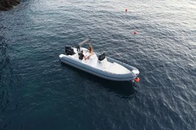 Saia de gênova em um passeio privado de lancha para portofino, san fruttuoso e camogli, com paradas para nadar, snorkel, almoço e horários flexíveis.