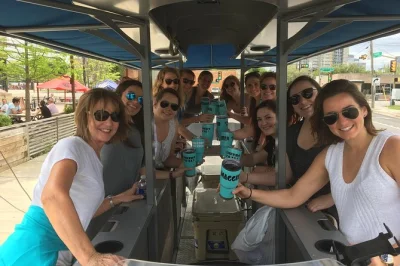 Erlebe eine private party-bike-tour durch phoenix downtown mit getränkespecials, eigenen drinks und einem lokalen guide.