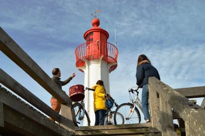 Feel the rhythm of deauville & trouville on a private bike tour with a local guide, exploring seaside life, historic villas, and lively markets. includes bikes & helmets.