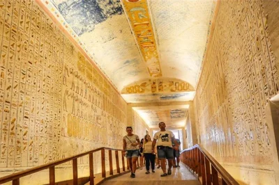 Explore os principais templos e tumbas de luxor em um tour privado de um dia. visite karnak, vale dos reis, templo de hatshepsut e muito mais com um guia certificado.