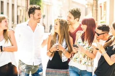 Parcourez les ruelles médiévales de bremen avec un jeu de piste ludique sur smartphone. découvrez schnoor, la vieille ville et marktplatz à votre rythme. accès à l’appli inclus, départ flexib
