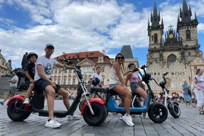 Descubre los principales atractivos de praga en un e-scooter privado. visita la plaza de la ciudad vieja, el puente de carlos, el castillo de praga y más con un guía local. fácil, divertido y ecol�