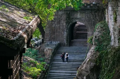 Explorez les ruelles suspendues de chongqing ou ses sentiers millénaires, dégustez le dessert bingfen, détendez-vous dans un salon de thé avec spectacle traditionnel, et découvrez la ville avec u
