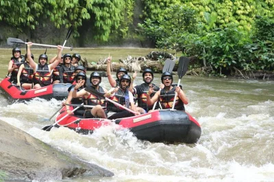 Viva a emoção do rafting no rio ayung em bali, refresque-se em cachoeiras e desfrute de um almoço com vista para a selva. inclui transfer e guia local. opções com passeio em ubud ou passeio de at