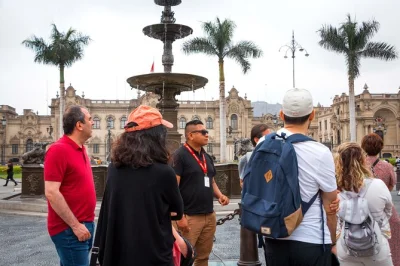Scopri lima partendo dal porto di callao: miraflores, huaca pucllana, plaza mayor, monastero di san francisco. tour guidato con trasporto e biglietti inclusi.