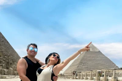 Découvrez les pyramides de gizeh, balade à dos de chameau près du sphinx et photos pro avec un guide local. inclus : déjeuner, entrées et transfert.