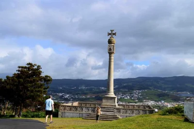 Descubre la isla terceira con un guía local: camina por cráteres volcánicos, recorre las calles de praia da vitória y disfruta un almuerzo tradicional de alcatra. recogida incluida.
